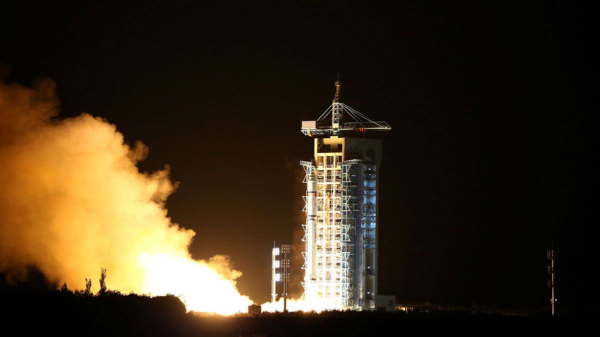 China lanza el primer satélite de comunicaciones cuántico de la historia