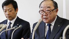 Image: Toshinori Shin (R), general manager of Japan Airlines Co.'s Flight O