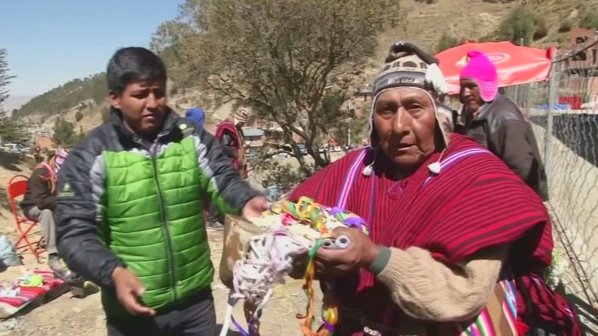 Bolívia: sziklatörés az urkupinai szűz tiszteletére