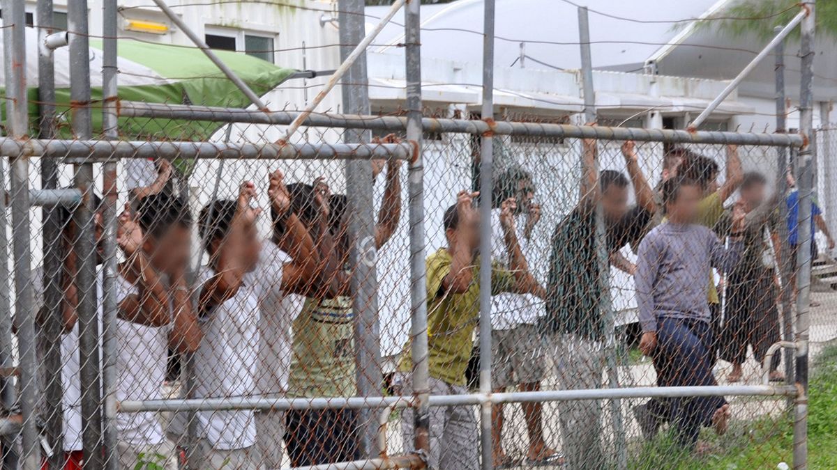 أستراليا توافق على إغلاق مخيم مثير للجدل لاحتجاز طالبي اللجوء