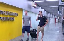 Dos nadadores son bajados del avión en Río de Janeiro cuando regresaban a EEUU