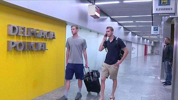 Lochte 'robbery' case: US swimmers pulled off flight Lochte 'robbery' case: US swimmers pulled off flight