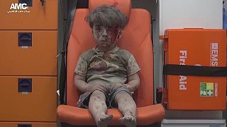 El vídeo de un niño sirio que sobrevivió a un bombardeo muestra el horror de Alepo