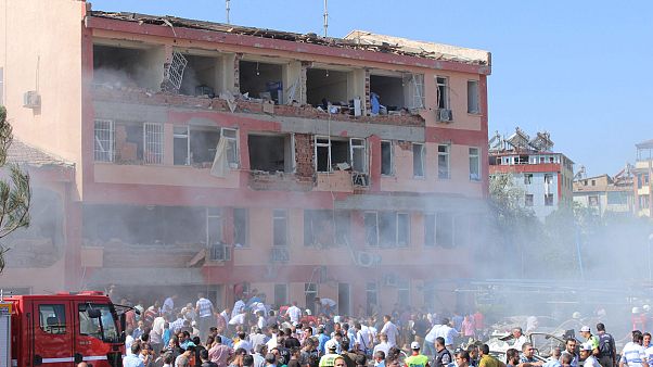 Rendőrőrsökre, katonai járművekre támadtak Dél-Kelet-Törökországban Rendőrőrsökre, katonai járművekre támadtak Dél-Kelet-Törökországban