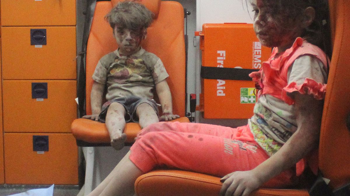 کودکی با سر و صورتی به خاک و خون کشیده شده نماد وحشت حاکم بر حلب
