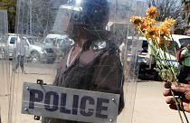 Зимбабве: полиция побила оппозиционера, дарившего им цветы