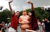 Estatuas de Trump desnudo aparecen en varias ciudades