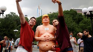 Estatuas de Trump desnudo aparecen en varias ciudades