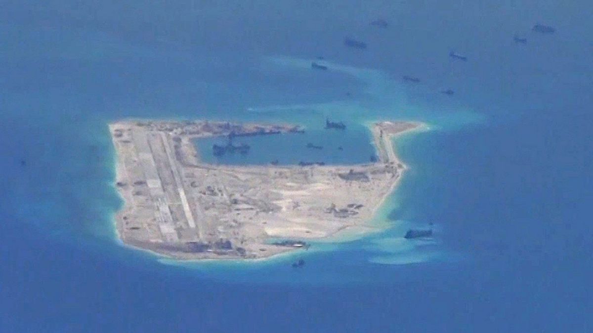 Image: Chinese dredging vessels around Fiery Cross Reef in the South China 