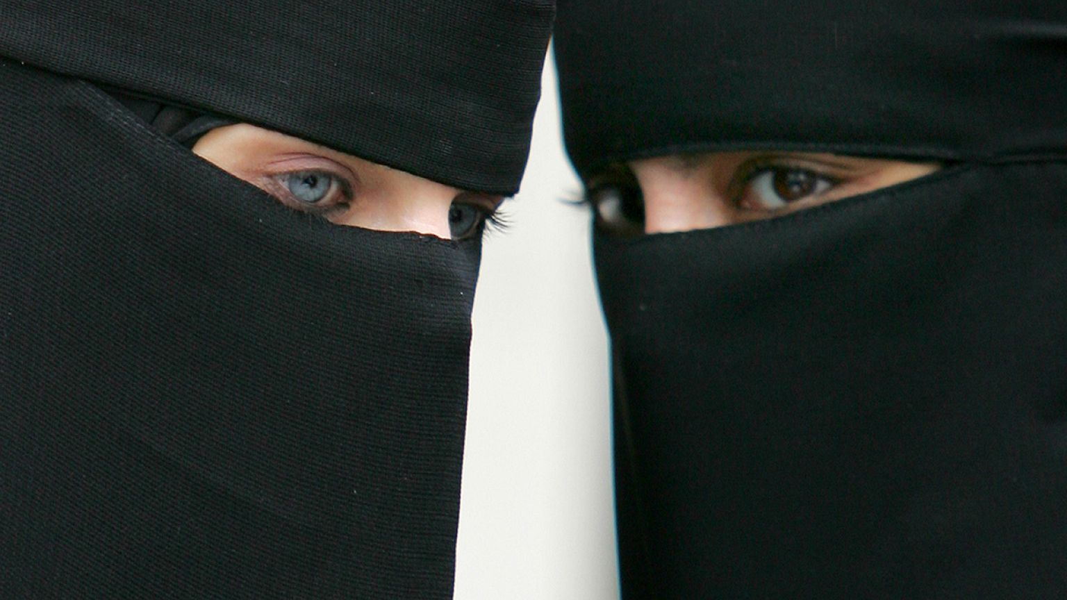 ألمانيا تتجه لمنع النقاب بشكل جزئي في الميادين العامة والمؤسسات الادارية والأكاديمية وأثناء السياقة
