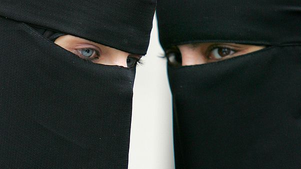 ألمانيا تتجه لمنع النقاب بشكل جزئي في الميادين العامة والمؤسسات الادارية والأكاديمية وأثناء السياقة ألمانيا تتجه لمنع النقاب بشكل جزئي في الميادين العامة والمؤسسات الادارية والأكاديمية وأثناء السياقة