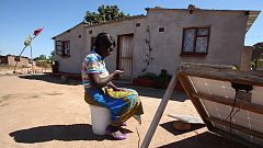 Feltöltő- és SIM-kártya nélküli telefont talált fel egy afrikai fiatal