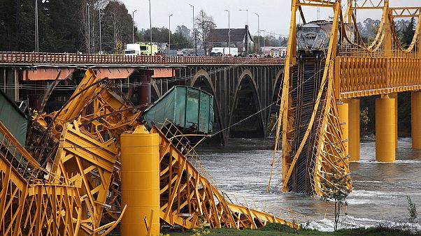 Chile: un puente ferroviario se derrumba al paso de un tren de mercancías Chile: un puente ferroviario se derrumba al paso de un tren de mercancías