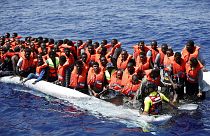 Сотни тонущих мигрантов спасены у берегов Ливии