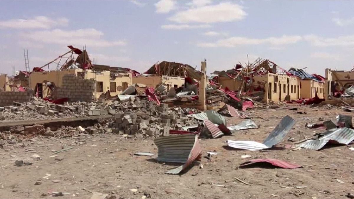 أكثر من 20 قتيلا في تفجير سيارتين مفخختين وسط الصومال