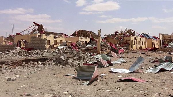 أكثر من 20 قتيلا في تفجير سيارتين مفخختين وسط الصومال أكثر من 20 قتيلا في تفجير سيارتين مفخختين وسط الصومال