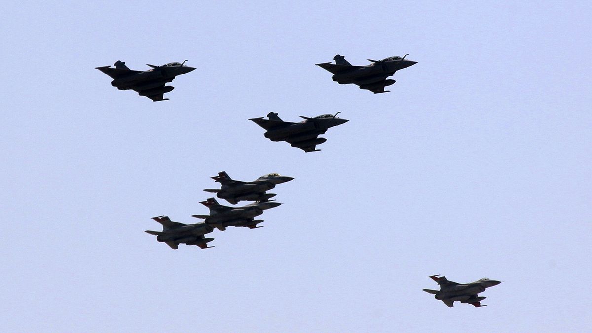 جنگنده های فرانسوی انبار مهمات داعش در رقه را بمباران کردند