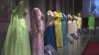 معرض لأزياء الملكة اليزابيث الثانية ضمن احتفالات عيدها التسعين