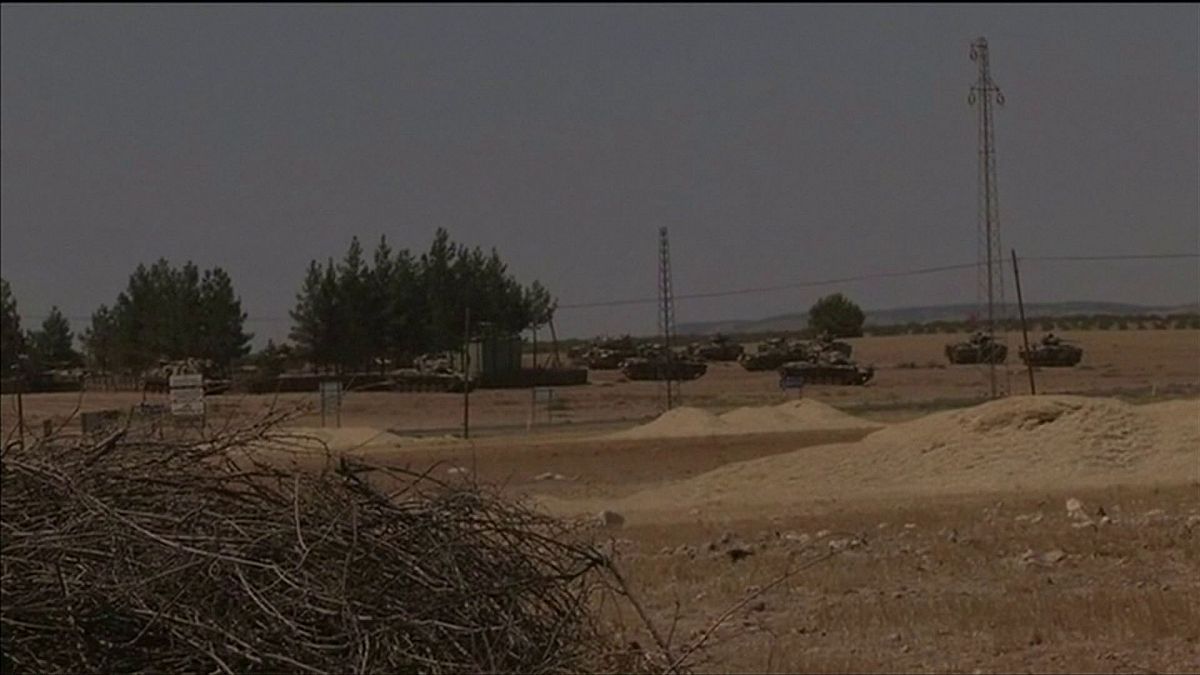تركيا تنشر دبابات بالقرب من جرابلس السورية وسط مساعي لتطهير الحدود من "الدولة الاسلامية"