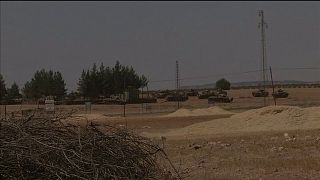 Turquia bombardeia milícias curdas em operação para "erradicar EI" da fronteira síria