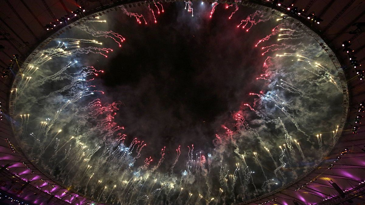 Fogo de artifício ilumina Estádio do Maracanã na cerimónia de encerramento dos Jogos Olímpicos do Rio