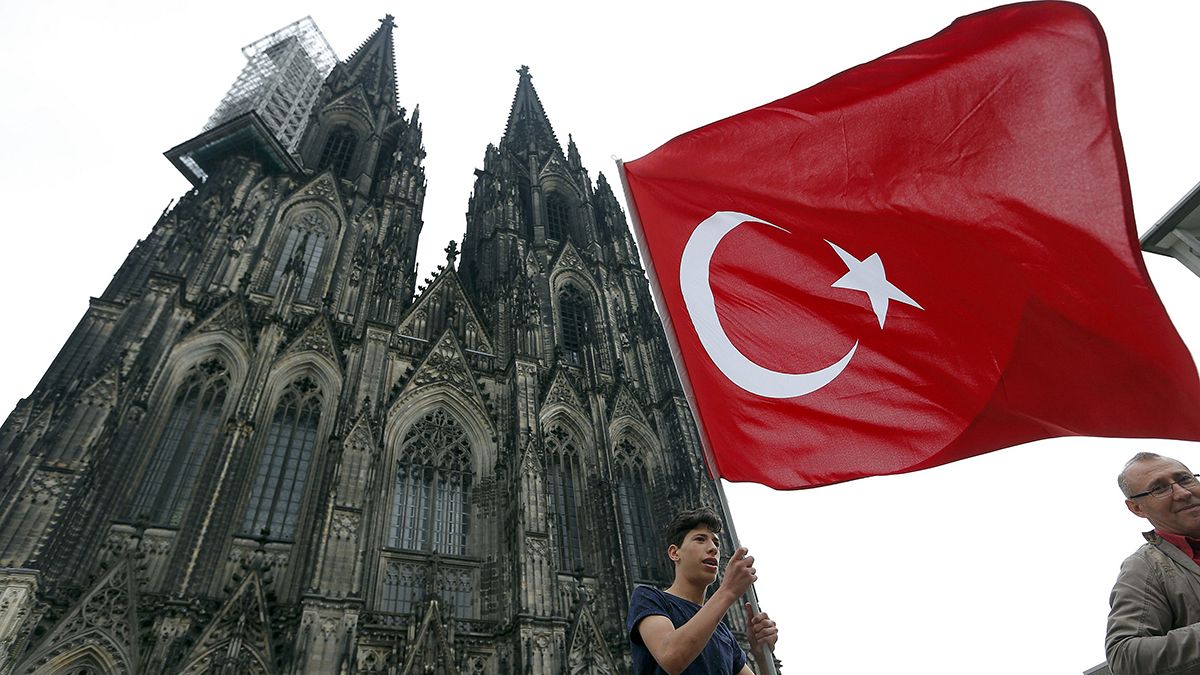 Меркель призвала немецких турок к лояльности