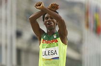 Feyisa Lilesa se niega a dejar Brasil y volver a Etiopía por miedo a las represalias gubernamentales