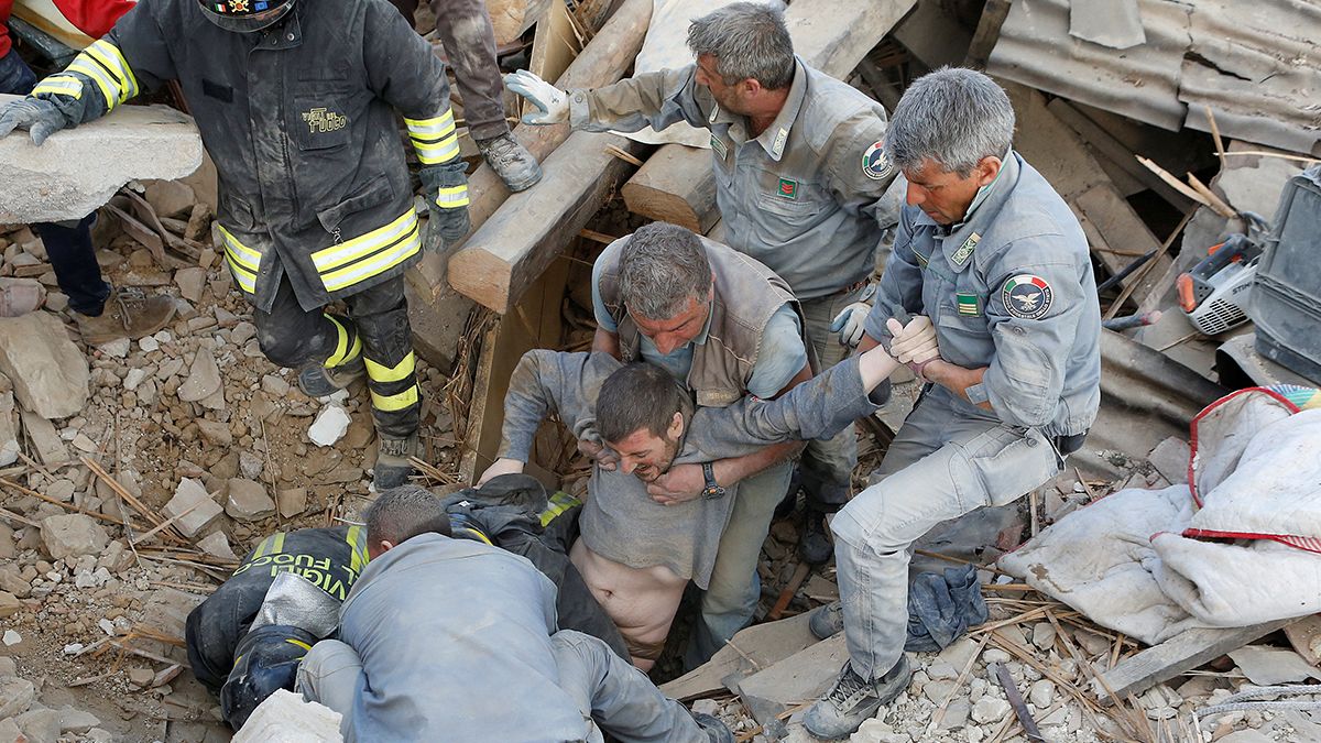 قتلى ومصابون جراء زلزال بقوة 6.2 درجة يضرب وسط إيطاليا