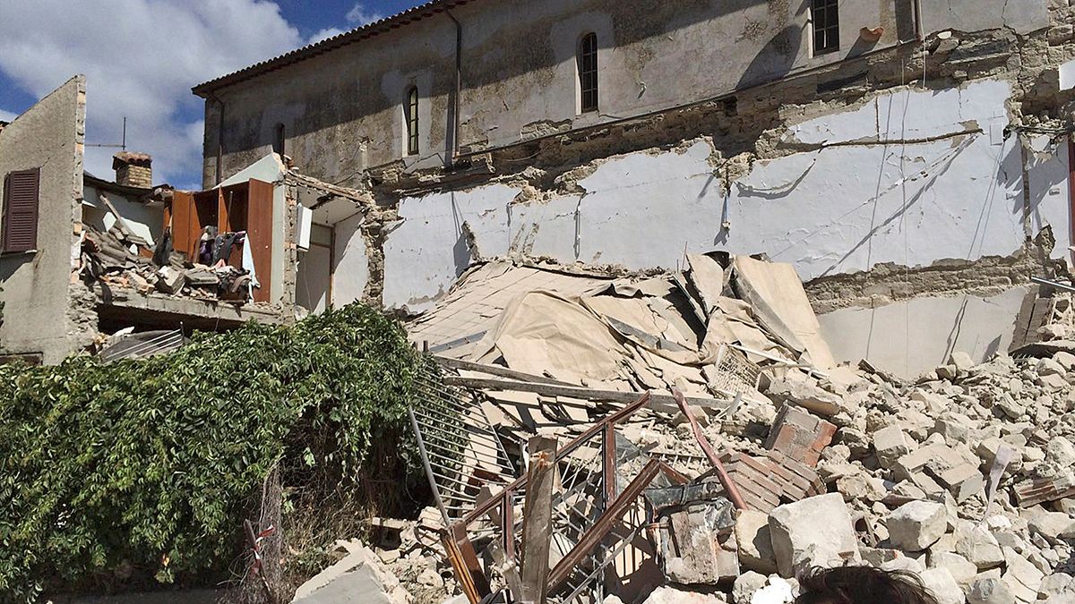 Edifícios destruídos pelo sismo em Itália