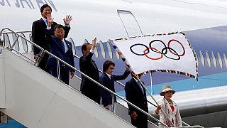 Die olympische Flagge ist in Tokio angekommen