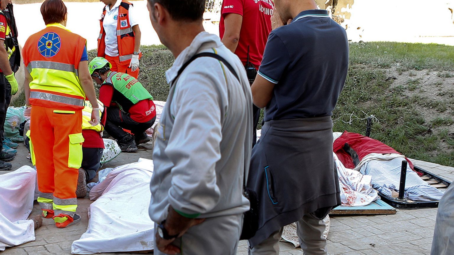 The Brief: Ο φονικός σεισμός στην Ιταλία και τα νέα μέτρα πολιτικής προστασίας στη Γερμανία