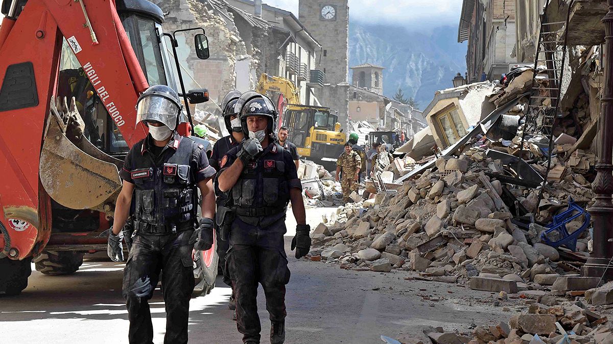أكثر من 120 قتيلا جراء زلزال ضرب وسط إيطاليا