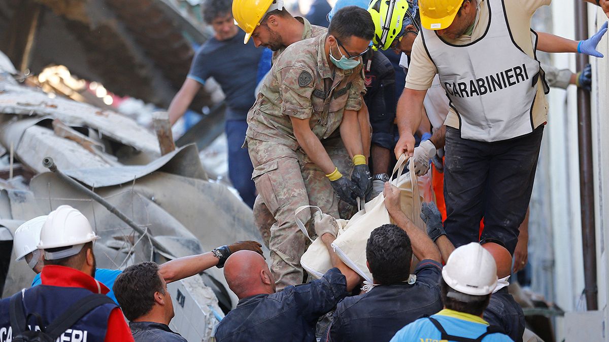 Число жертв землетрясения в Италии растёт