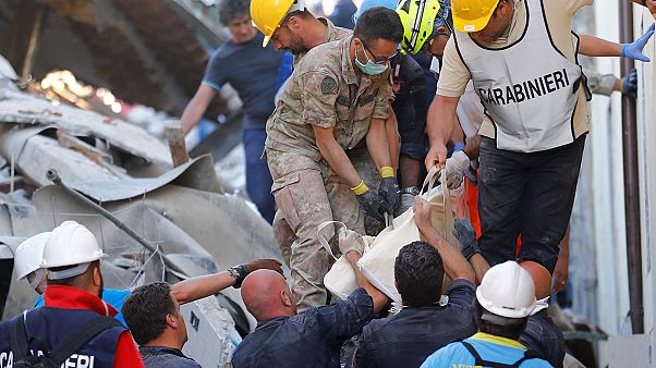 Itália: Sismo fez pelo menos 120 vítimas mortais Itália: Sismo fez pelo menos 120 vítimas mortais