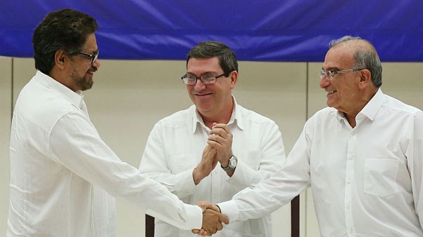 Acordo histórico põe fim a meio século de guerra na Colômbia Acordo histórico põe fim a meio século de guerra na Colômbia