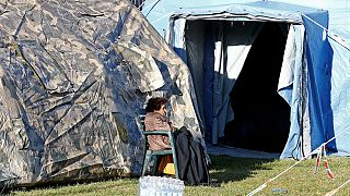 Muchos supervivientes del terremoto prefieren dormir a la intemperie pese a los lugares habilitados por las autoridades