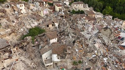 Condiciones extremas para recatar a supervivientes en Pescara de Tronto tras el terremoto