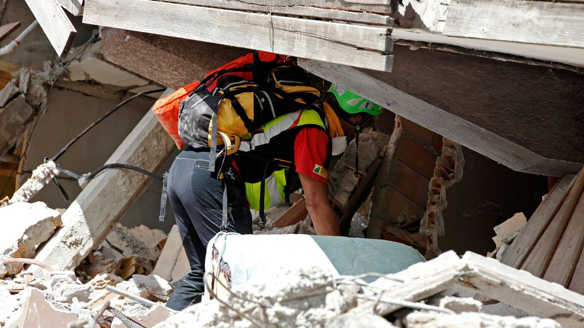 Olasz földrengés: a mentőalakulatok versenyt futnak az idővel