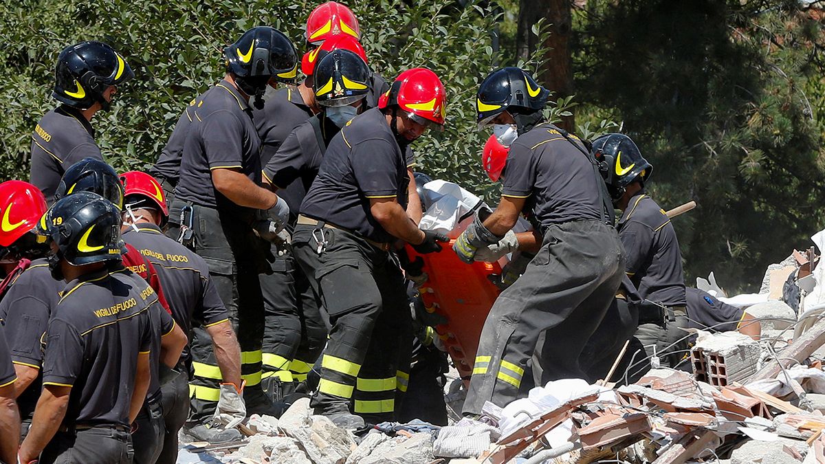 تضاؤل أمل العثور على ناجين إثر الزلزال في ايطاليا