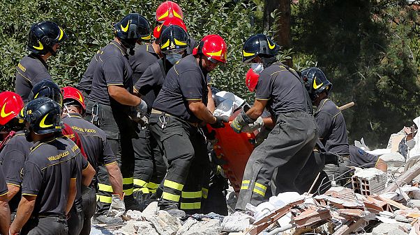 Ιταλία: Αγωνιώδεις προσπάθειες για τον εντοπισμό επιζώντων Ιταλία: Αγωνιώδεις προσπάθειες για τον εντοπισμό επιζώντων