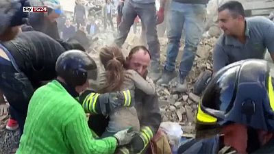إنقاذ طفلة بعد خمس عشرة ساعة مدفونة تحت انقاض منزل دمره الزلزال شرق إيطاليا
