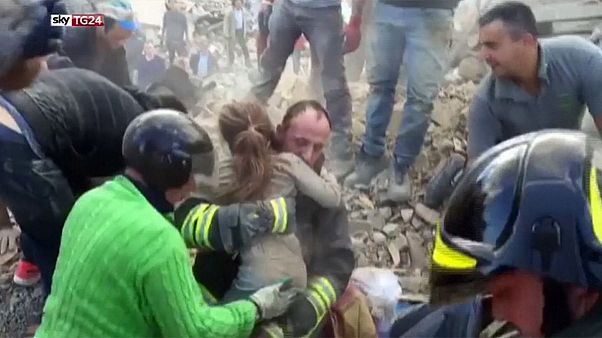 Sisma in Centro Italia: Giulia e Giorgia salve, il lavoro senza sosta dei Vigili del fuoco Sisma in Centro Italia: Giulia e Giorgia salve, il lavoro senza sosta dei Vigili del fuoco
