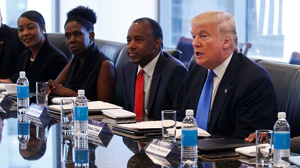 Clinton acusa a Trump construir su campaña sobre prejuicios y avivar el racismo Clinton acusa a Trump construir su campaña sobre prejuicios y avivar el racismo