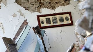 Erdbeben in Italien: Bewohner vor den Trümmern seiner Existenz