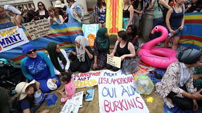 Manifestación de mujeres en Londres a favor del burkini en Francia