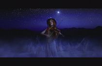 La exuberancia del violín y la danza de Lindsey Stirling se reinventan en "Brave Enough"