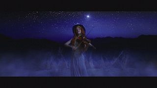 La exuberancia del violín y la danza de Lindsey Stirling se reinventan en "Brave Enough"