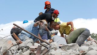 Terremoto: i morti salgono a 281. Nuove scosse, nuovi crolli. Chiuso ponte accesso verso Amatrice