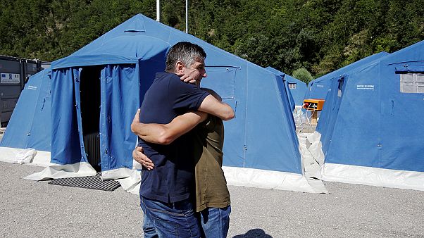 Los equipos de rescate trabajan sin descanso entre los escombros en Amatrice Los equipos de rescate trabajan sin descanso entre los escombros en Amatrice