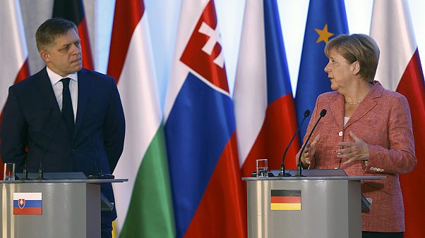 Merkel sucht in Warschau nach Gemeinsamkeiten - Orban will Schutzwall Merkel sucht in Warschau nach Gemeinsamkeiten - Orban will Schutzwall